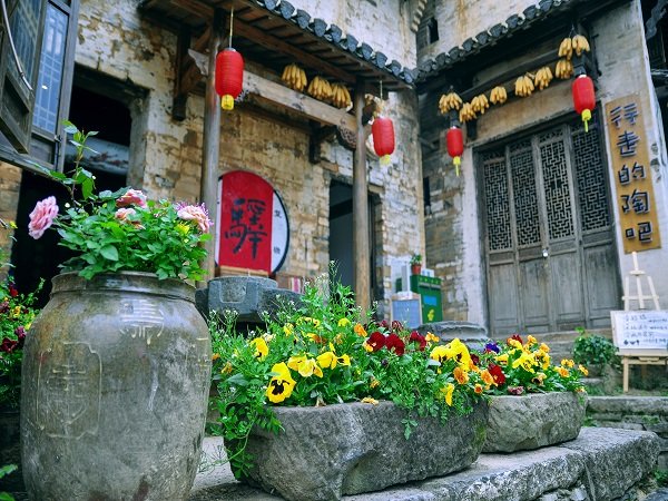 篁嶺-掛在山崖上的古村