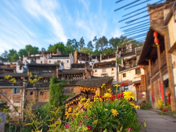 篁嶺-掛在山崖上的古村