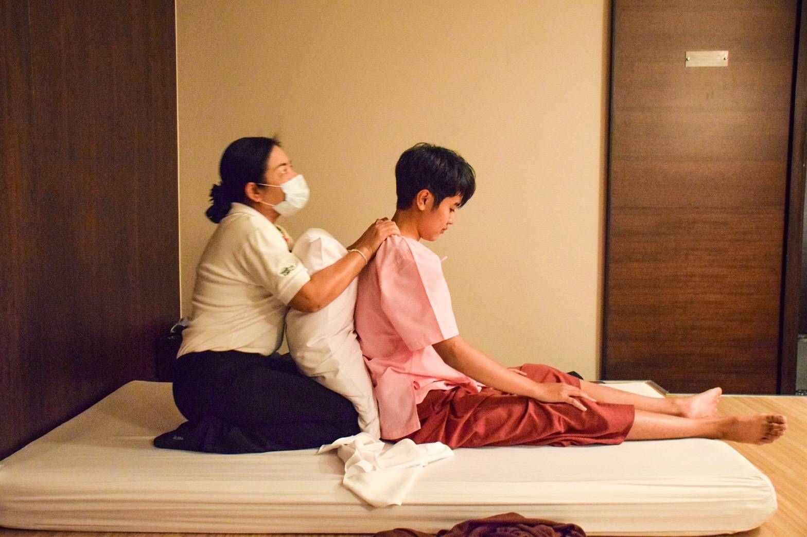 泰國必做體驗｜享受 2 小時泰式按摩、欣賞古羅馬人妖秀