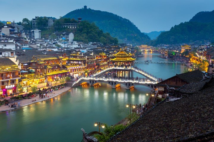 鳳凰古城-鳳凰古城(接駁車+沱江夜遊船)、磁浮觀光快線