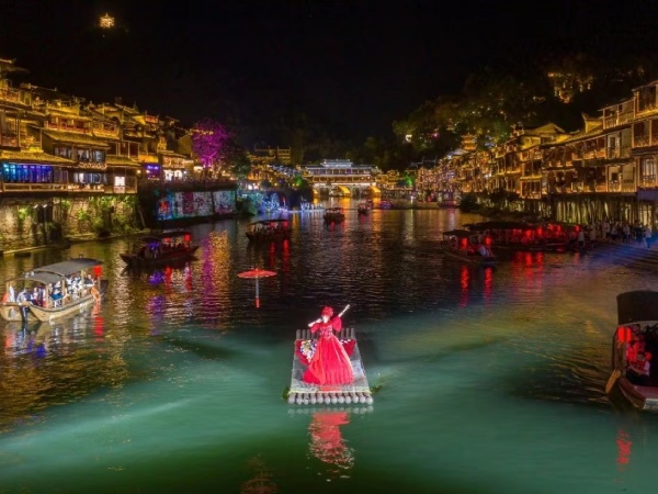 湘見沱江藝術夜遊船-鳳凰古城(接駁車+沱江夜遊船)、磁浮觀光快線