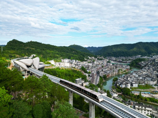 鳳凰磁浮觀光快線-鳳凰古城(接駁車+沱江夜遊船)、磁浮觀光快線