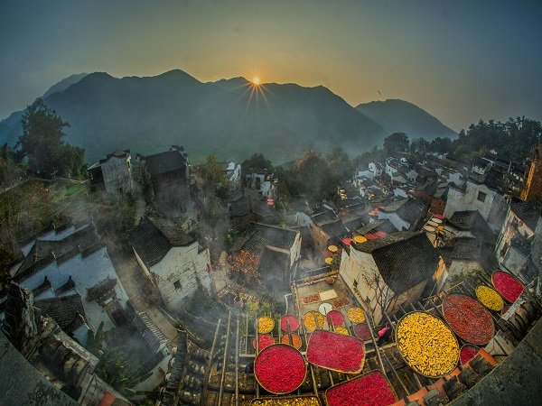 篁嶺-掛在山崖上的古村