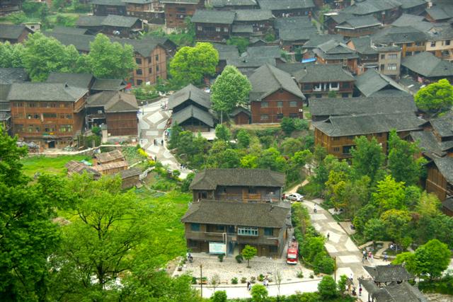 西江千戶苗寨-全世界最大的苗族聚居村寨