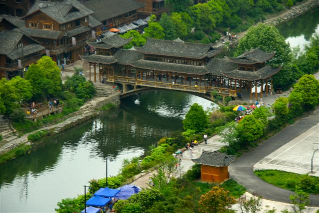 西江千戶苗寨-全世界最大的苗族聚居村寨