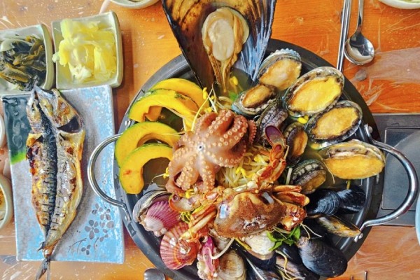 【春月】澎派海鮮鍋(章魚.花蟹.貝類.蝦)+烤魚+煎餅+炒年糕-