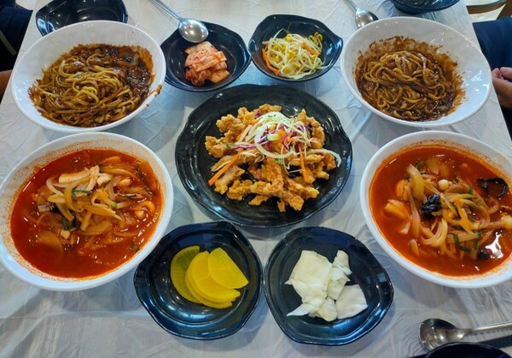 韓式炸醬麵或韓式炒碼麵(每人一碗)+糖醋肉(四人一份)