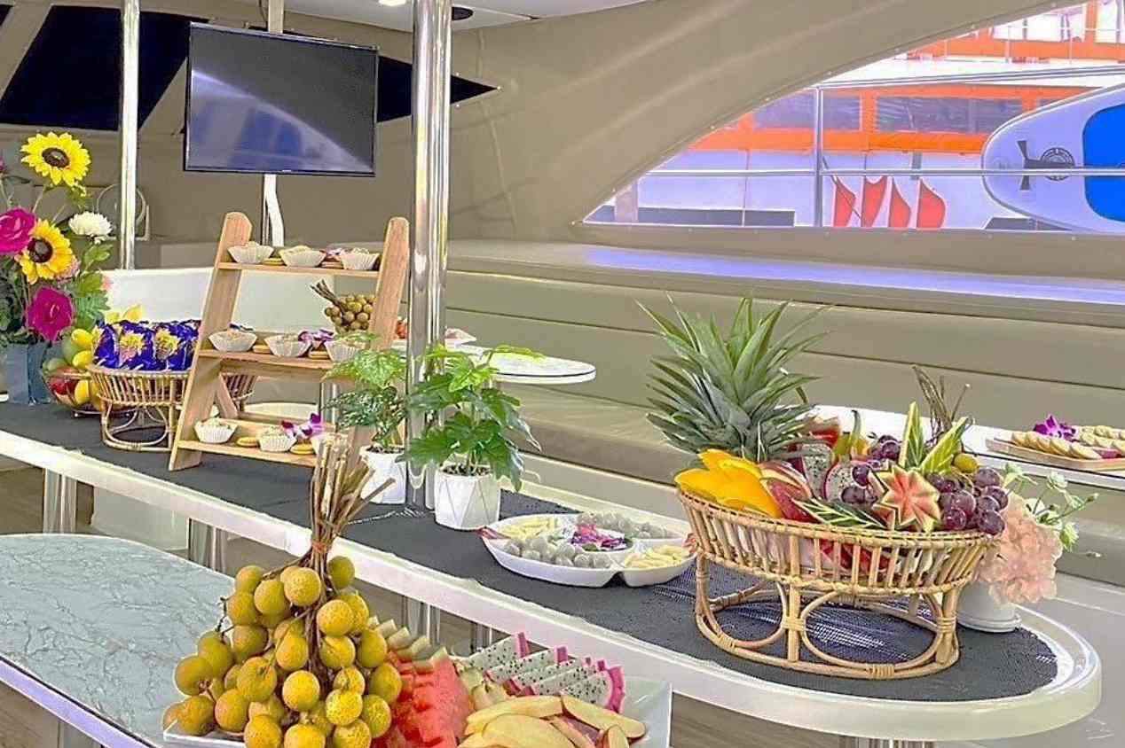 芭達雅：時尚遊艇包船遊(約4小時；專屬DJ派對+BBQ+水上活動)